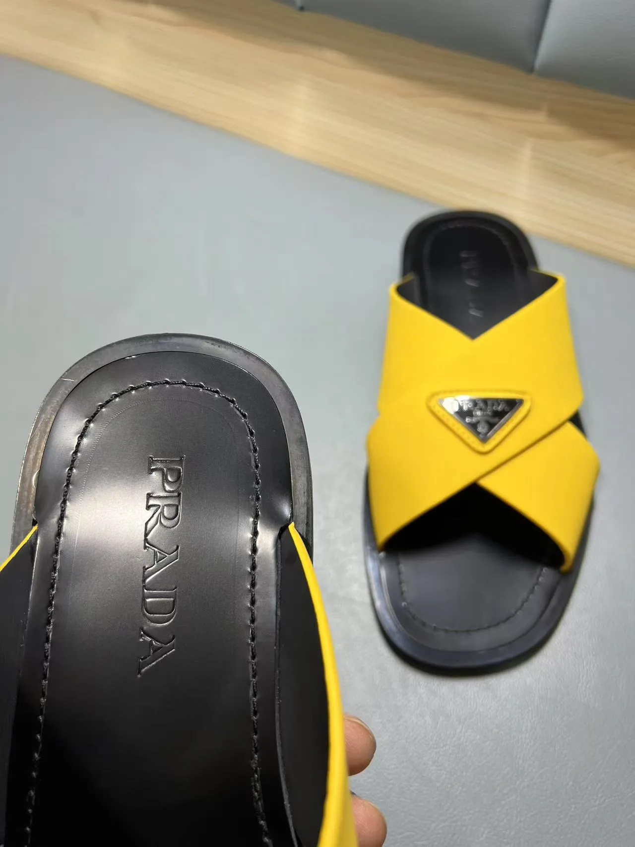 340💰PRADA Prada’s latest slippers are synchronized with the official website. This slipper is made of the brand’s unique and iconic Saffiano leather. The brand logo jumps out from the double straps, and the brand style is clearly visible. Cowhide gives men elegant charm and functional design, making it an ideal choice for vacation and leisure. Size:38-45